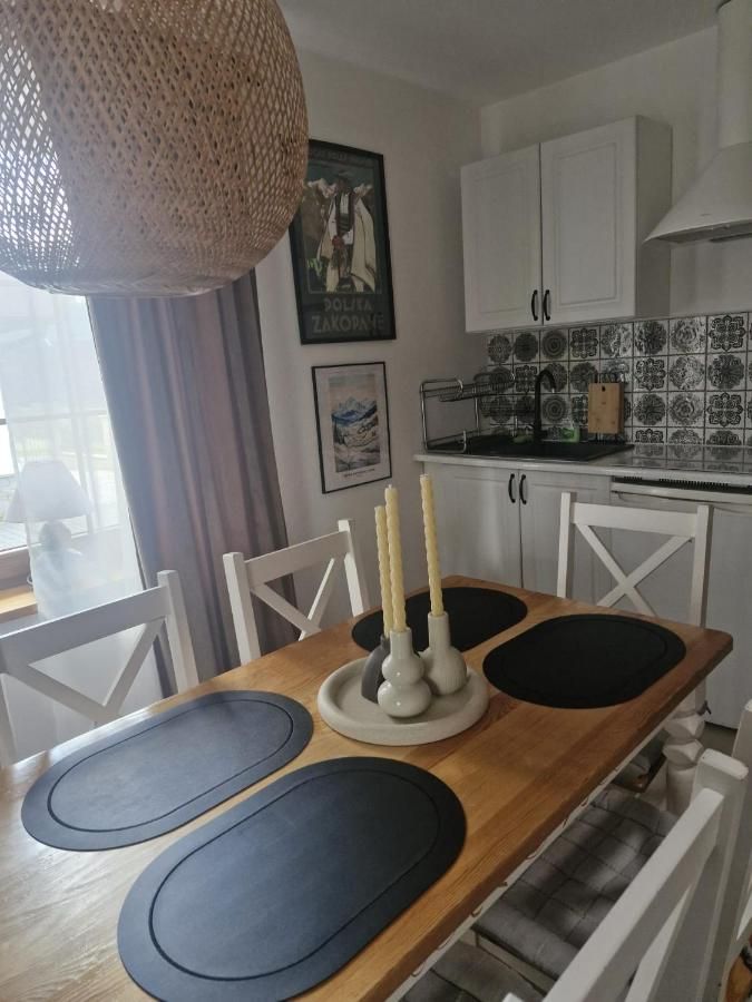 Stół jadalny ze świecami przy kuchni