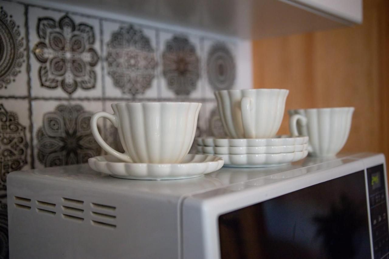 Białe filiżanki na tle kafelków w ornamenty